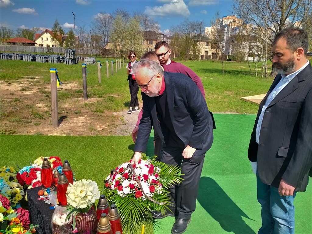 Andrea Riccardi visita Ucrania: primero Irpin y luego Bucha, donde rinde homenaje a las víctimas y celebra una asamblea con la Comunidad de Kiev